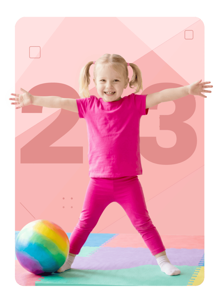 Девочка 2-3 лет готовится к развивающей гимнастике для детей — Селигерская