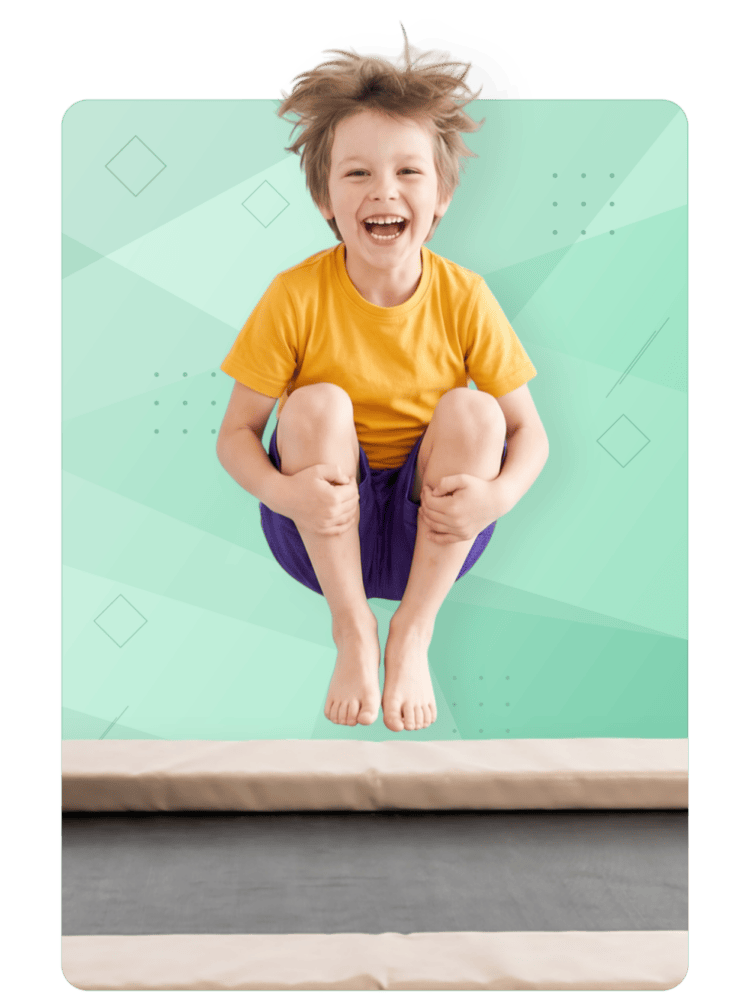 Занятия на батутах у детей: мальчик 9-10 лет выполняет упражнение группировка на лету — Селигерская